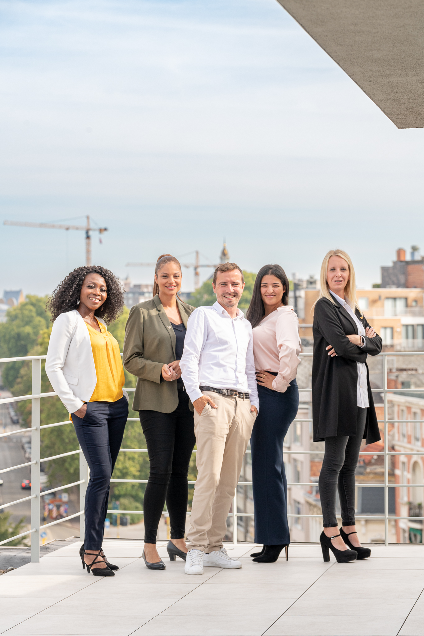 Teamfoto op dak kantoor Antwerpen 